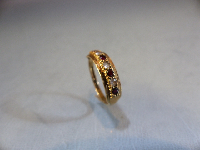 9ct GOLD ring set with garnet and white Topaz. Size N - Image 3 of 5