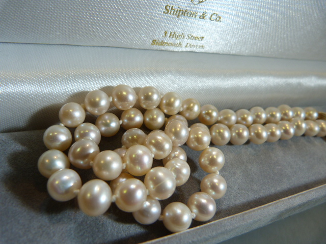 String of white pearls with 9ct Gold clasp in presentation case - Image 5 of 5