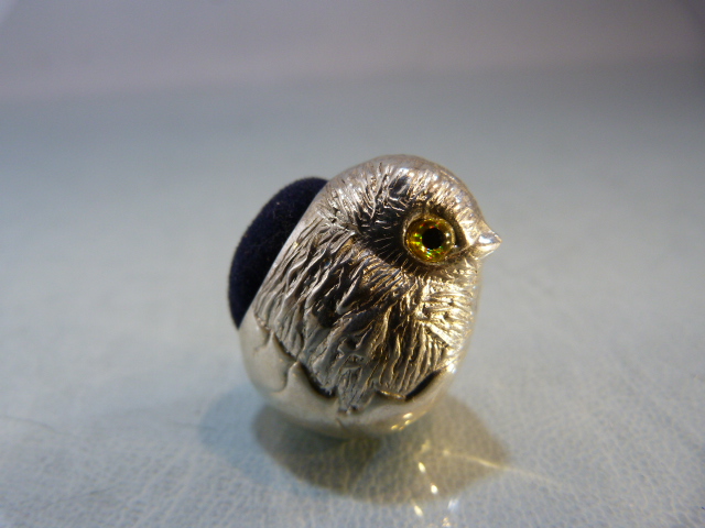 Silver pin cushion in the form of a chick with glass eyes - Image 5 of 6