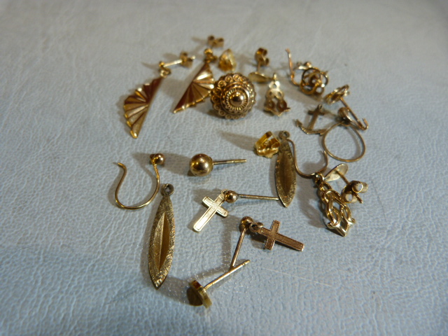 Two boxes of jewellery mostly costume with some 9ct Gold items. - Image 6 of 14