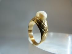 Foreign Gold unmarked chunky ring sporting a large Pearl (significant wear to the Nacre of the