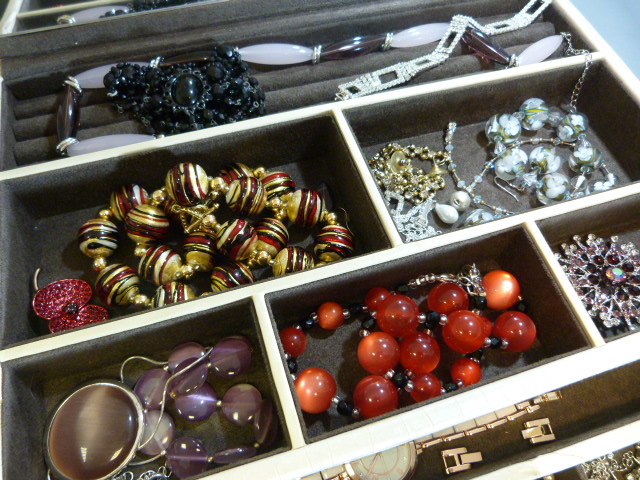 Two boxes of jewellery mostly costume with some 9ct Gold items. - Image 11 of 14