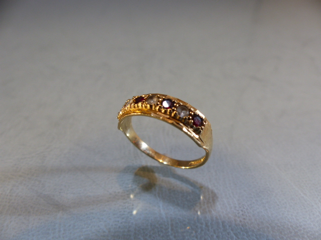 9ct GOLD ring set with garnet and white Topaz. Size N - Image 4 of 5