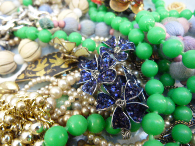 Bag of Costume jewellery containing: a 50’s Acid Green ‘popper’ necklace, a Venetian bead necklace - Image 3 of 4