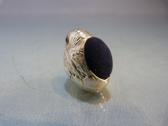 Silver pin cushion in the form of a chick with glass eyes - Image 4 of 6