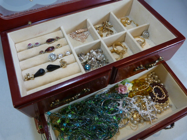 Two boxes of jewellery mostly costume with some 9ct Gold items. - Image 3 of 14