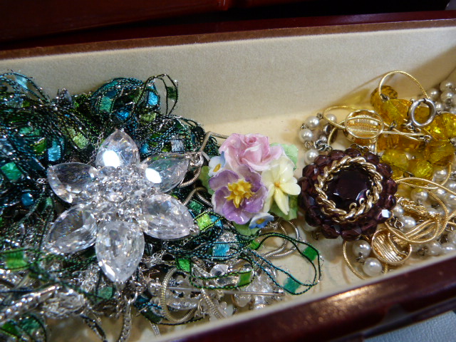Two boxes of jewellery mostly costume with some 9ct Gold items. - Image 5 of 14