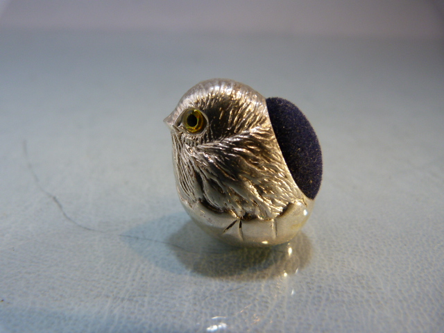 Silver pin cushion in the form of a chick with glass eyes - Image 3 of 6