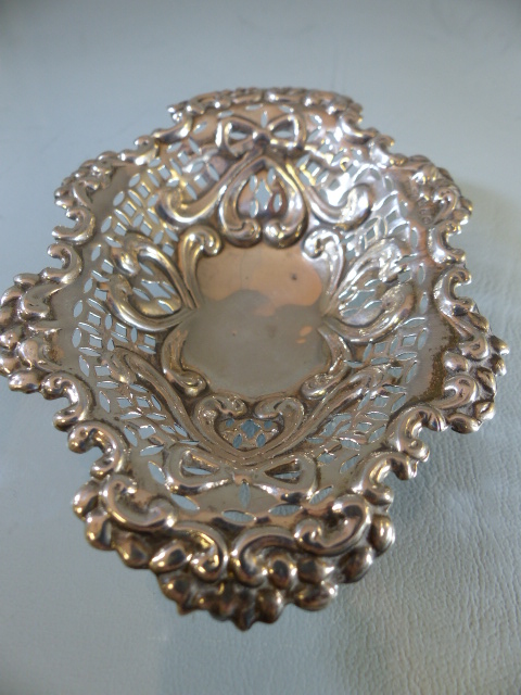 Silver bon bon/ pastry dish dated Birmingham 1897 by Minshull & Latimer - Image 2 of 6