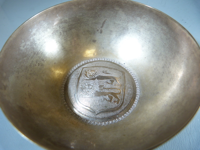 A Continental 800 standard silver bowl, marked 'SG', circular and decorated inside the bowl with a - Image 3 of 6