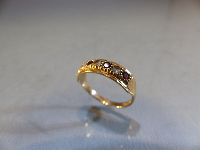 9ct GOLD ring set with garnet and white Topaz. Size N - Image 5 of 5