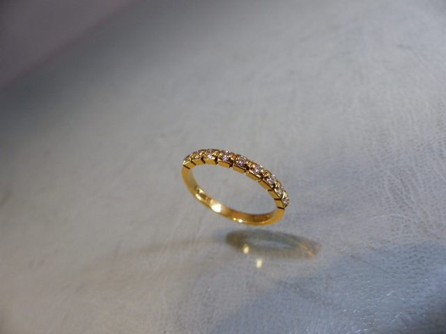 18ct Gold half Eternity ring set with 9 diamonds. Size L - Image 5 of 9