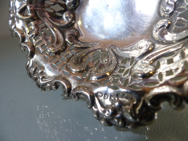 Silver bon bon/ pastry dish dated Birmingham 1897 by Minshull & Latimer - Image 5 of 6