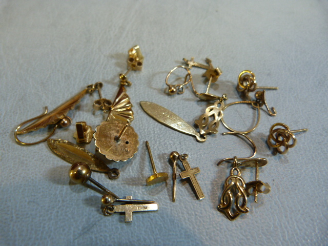 Two boxes of jewellery mostly costume with some 9ct Gold items. - Image 8 of 14