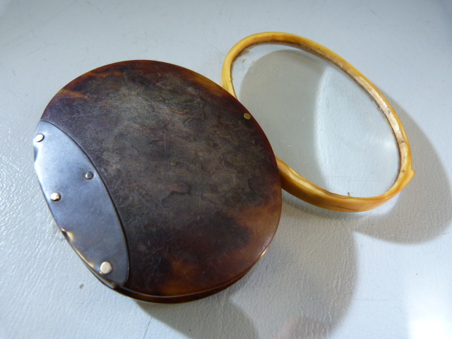 Early 19th Century Tortoise shell and bone bound magnifying glass with small chip to glass - Image 5 of 8