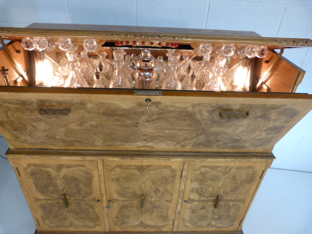 Art Deco walnut cocktail cabinet with drop front above two cupboards. Opens to reveal mirrored light - Image 22 of 25