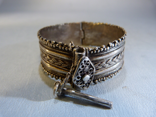 Good quality silver coloured middle eastern bangle - Image 3 of 5