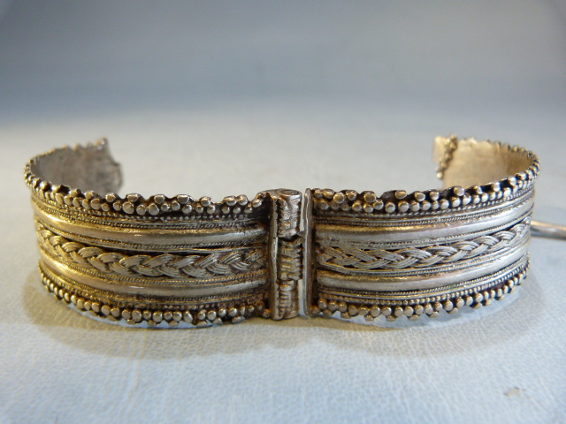 Good quality silver coloured middle eastern bangle - Image 5 of 5