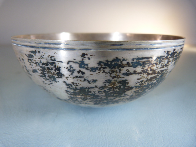 A Continental 800 standard silver bowl, marked 'SG', circular and decorated inside the bowl with a - Image 2 of 6