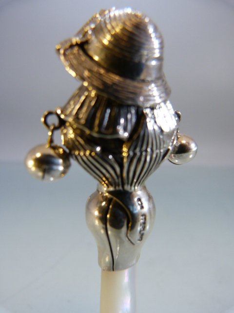 Silver baby's rattle in the form of a lady with bonnet, with MOP handle - Image 4 of 4