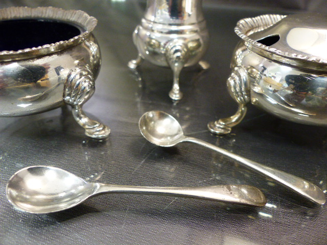 Hallmarked silver three piece condiment set by J B Chatterley & Sons Ltd, Birmingham 1967 and - Image 4 of 11