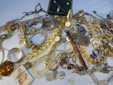 Small collection of costume jewellery