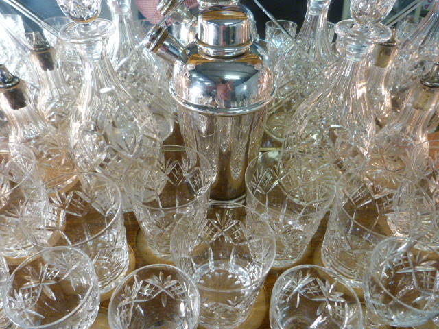 Art Deco walnut cocktail cabinet with drop front above two cupboards. Opens to reveal mirrored light - Image 11 of 25