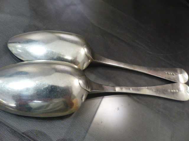Hallmarked silver three piece condiment set by J B Chatterley & Sons Ltd, Birmingham 1967 and - Image 11 of 11