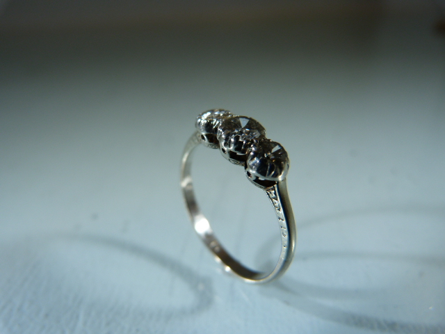 18ct White Gold 3 stone Diamond Trilogy Ring. The centre Old Brilliant cut Diamond is approx: 20cts, - Image 2 of 6