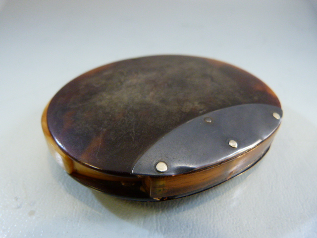 Early 19th Century Tortoise shell and bone bound magnifying glass with small chip to glass - Image 8 of 8