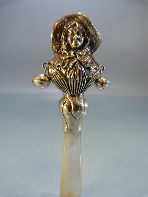 Silver baby's rattle in the form of a lady with bonnet, with MOP handle - Image 2 of 4