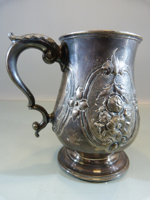 Victorian Silver tankard of Baluster form with embossed flowers and foliate scrolls flanking a - Image 4 of 7