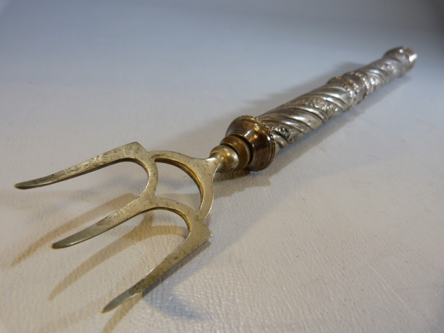 Silver handled toasting fork - the large silver handle with banded decoration and floral swags. - Image 2 of 7