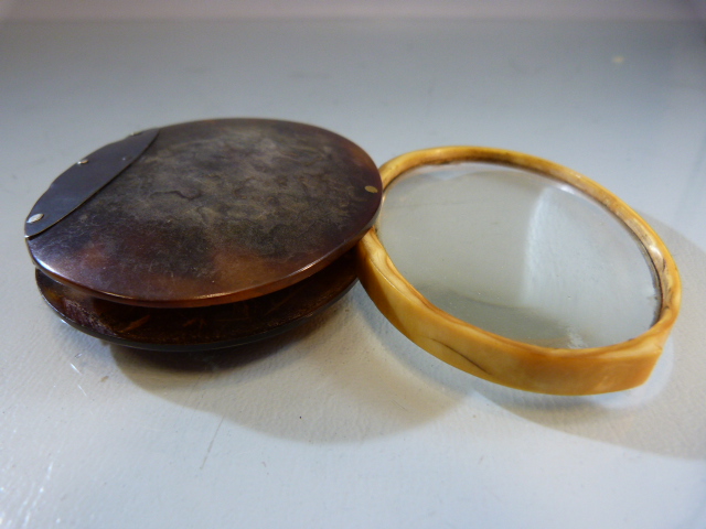 Early 19th Century Tortoise shell and bone bound magnifying glass with small chip to glass - Image 3 of 8