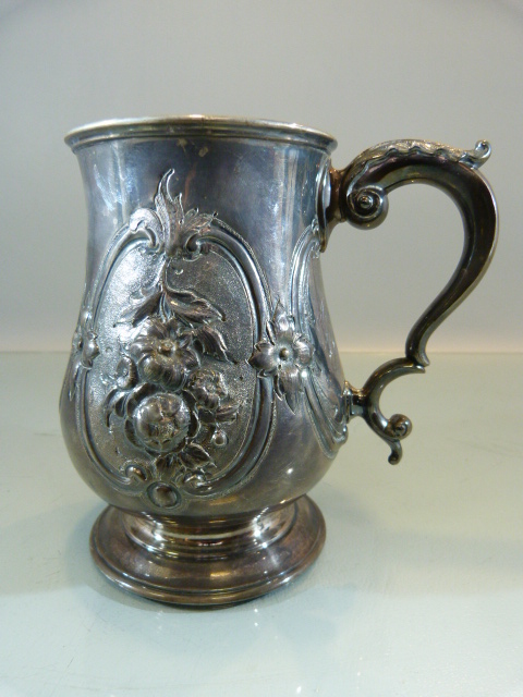 Victorian Silver tankard of Baluster form with embossed flowers and foliate scrolls flanking a - Image 2 of 7