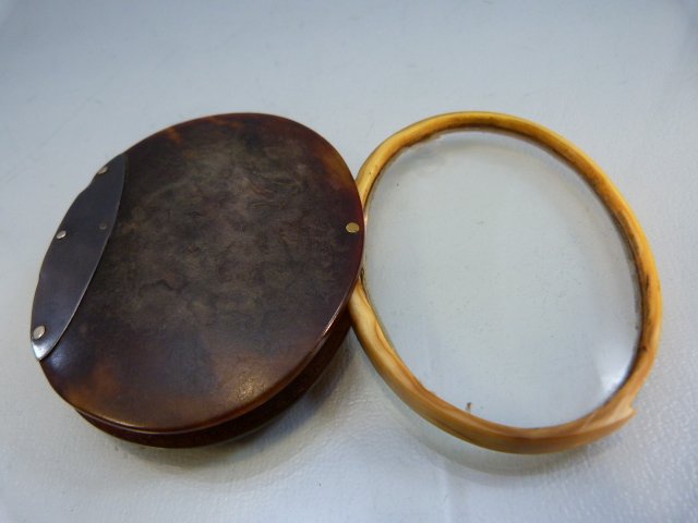 Early 19th Century Tortoise shell and bone bound magnifying glass with small chip to glass - Image 2 of 8