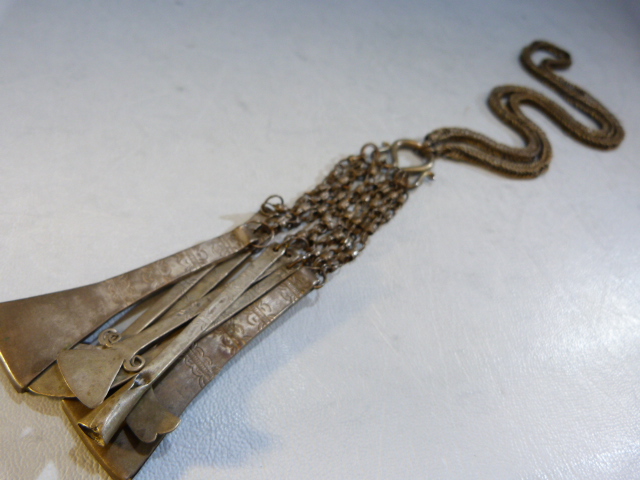 Indonesian white metal necklace - Opium/ Nut tool necklace. Necklace containing eight tools - Image 4 of 6