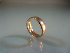 9ct gold band size N.5 (Approx 2.9g)