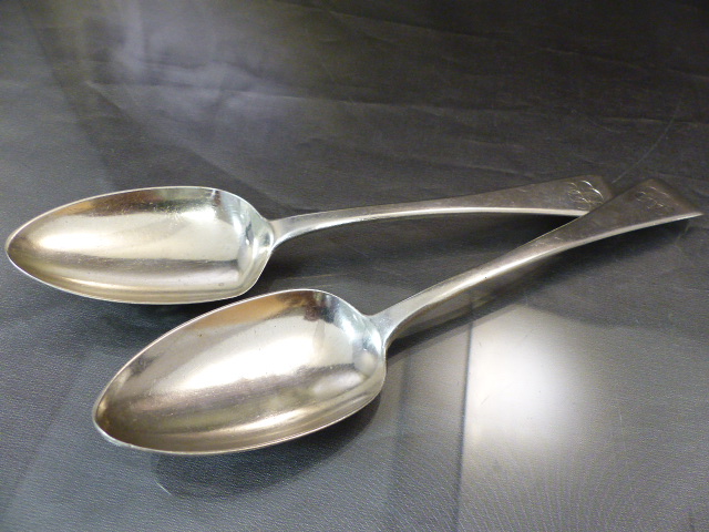 Hallmarked silver three piece condiment set by J B Chatterley & Sons Ltd, Birmingham 1967 and - Image 8 of 11