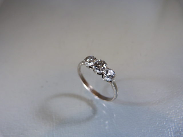 18ct White Gold 3 stone Diamond Trilogy Ring. The centre Old Brilliant cut Diamond is approx: 20cts, - Image 3 of 6
