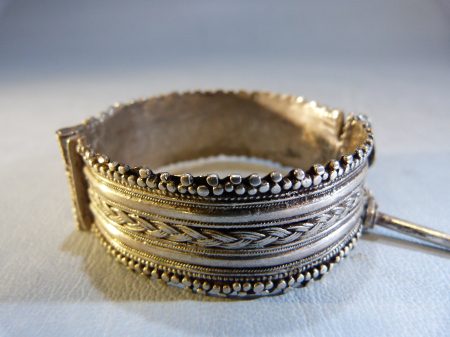 Good quality silver coloured middle eastern bangle - Image 4 of 5