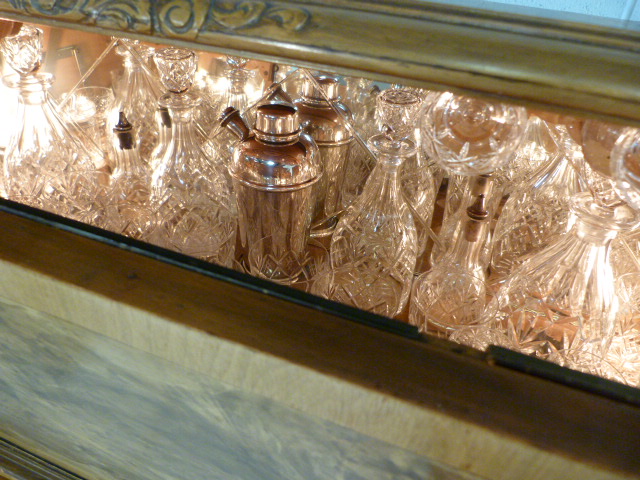 Art Deco walnut cocktail cabinet with drop front above two cupboards. Opens to reveal mirrored light - Image 25 of 25