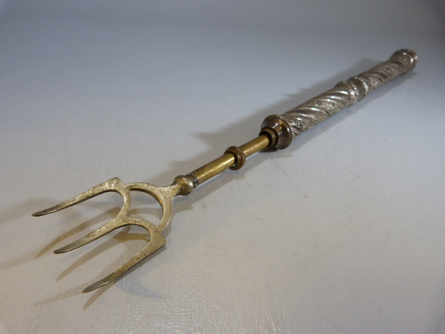 Silver handled toasting fork - the large silver handle with banded decoration and floral swags. - Image 4 of 7