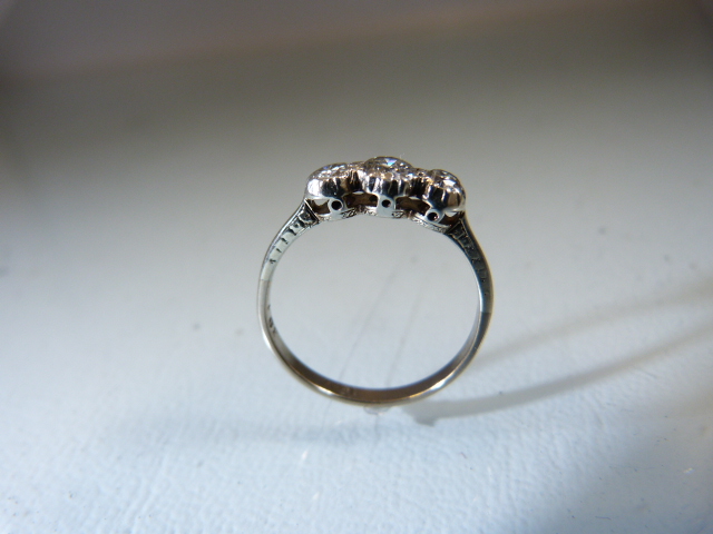 18ct White Gold 3 stone Diamond Trilogy Ring. The centre Old Brilliant cut Diamond is approx: 20cts, - Image 5 of 6