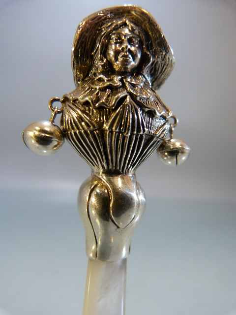 Silver baby's rattle in the form of a lady with bonnet, with MOP handle - Image 3 of 4