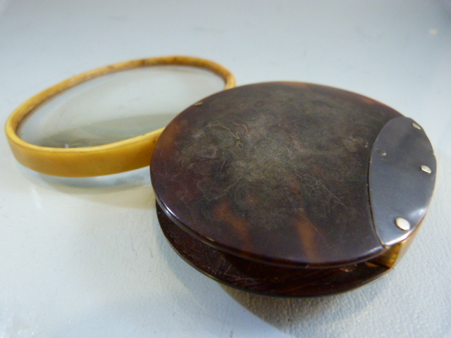 Early 19th Century Tortoise shell and bone bound magnifying glass with small chip to glass - Image 6 of 8
