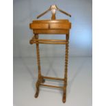 Gentlemans dressing stand with two small drawers