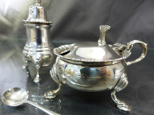 Hallmarked silver three piece condiment set by J B Chatterley & Sons Ltd, Birmingham 1967 and - Image 2 of 11