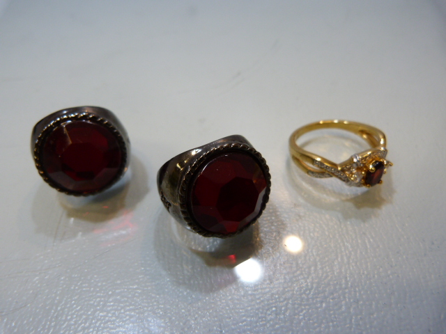 Two boxed sterling silver rings along with three others loose - Image 3 of 4