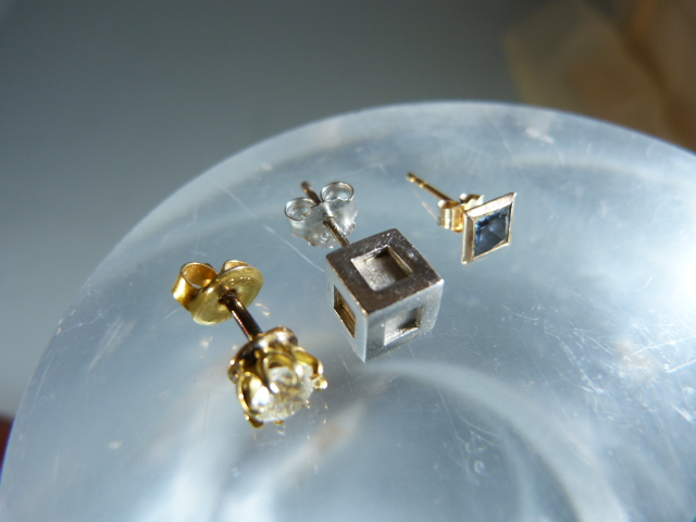 3 x Single Earrings: (1) ½ carat clean Brilliant cut Diamond. (2) Silver (925) approx: 6.4 cube. (3) - Image 2 of 3